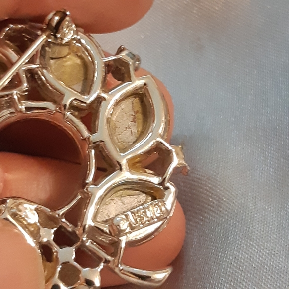 Vintage Lisner Brooch with AB 'Stones' - Picture 3 of 6